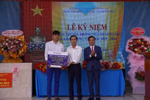 Ông Nguyễn Thanh Hùng - Giám đốc Công ty TĐQT trao máy tính cho Trung tâm GDNN - GDTX khu vực Hướng Hóa.