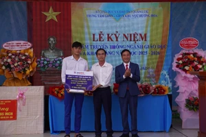 Ông Nguyễn Thanh Hùng - Giám đốc Công ty TĐQT trao máy tính cho Trung tâm GDNN - GDTX khu vực Hướng Hóa.