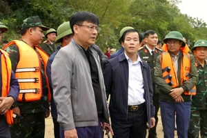 Ông Nguyễn Văn Phương, Bí thư Tỉnh uỷ Quảng Trị chỉ đạo công tác tìm kiếm nạn nhân. Ảnh: QV