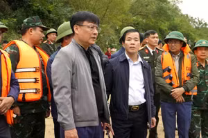 Ông Nguyễn Văn Phương, Bí thư Tỉnh uỷ Quảng Trị chỉ đạo công tác tìm kiếm nạn nhân. Ảnh: QV