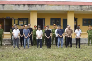 Công an Quảng Trị khởi tố 16 bị can liên quan đường dây tổ chức đánh bạc. Ảnh: Quang Văn