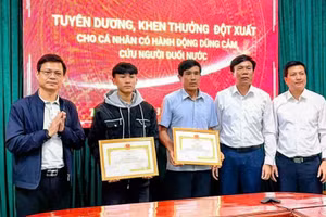 Chính quyền xã Tân Gianh tuyên dương hai cha con có hành động dũng cảm cứu người.