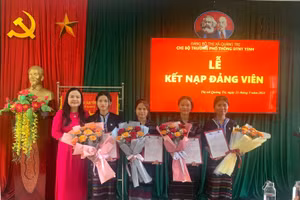 TS Lê Thị Hương, Giám đốc Sở GD&ĐT chúc mừng các đảng viên mới người đồng bào dân tộc, được kết nạp theo mô hình Đảng viên tuổi 18.