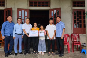 Phóng viên Báo GD&TĐ trao tận tay số tiền 21.520.000 đồng do bạn đọc gửi tặng đến mẹ con chị Trần Thị Thương.