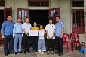 Phóng viên Báo GD&TĐ trao tận tay số tiền 21.520.000 đồng do bạn đọc gửi tặng đến mẹ con chị Trần Thị Thương.
