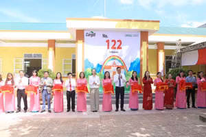 Ông Lê Ngọc Quang - Bí thư Tỉnh ủy; TS Lê Thị Hương - Giám đốc Sở GD&ĐT Quảng Trị, nhà tài trợ, lãnh đạo xã Vĩnh Linh cắt băng khánh thành.