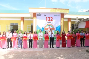 Ông Lê Ngọc Quang - Bí thư Tỉnh ủy; TS Lê Thị Hương - Giám đốc Sở GD&ĐT Quảng Trị, nhà tài trợ, lãnh đạo xã Vĩnh Linh cắt băng khánh thành.