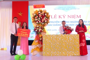 Ông Lê Ngọc Quang - Bí thư Tỉnh ủy Quảng Trị và lãnh đạo Sở GD&ĐT tặng hoa cho nhà trường.