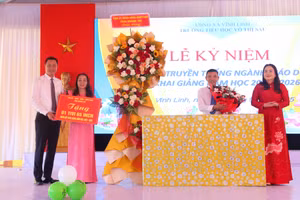 Ông Lê Ngọc Quang - Bí thư Tỉnh ủy Quảng Trị và lãnh đạo Sở GD&ĐT tặng hoa cho nhà trường.