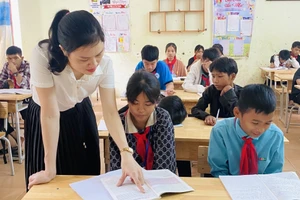 Cô Nguyễn Thị Thanh luôn sát cánh, đồng hành cùng học sinh.