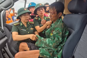 Lực lượng chức năng hỗ trợ chăm sóc sức khỏe các thuyền viên.