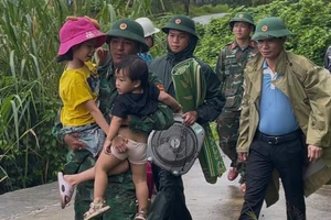 Lực lượng biên phòng hỗ trợ đưa người dân vào hầm tránh trú bão.