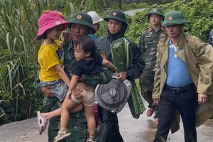 Lực lượng biên phòng hỗ trợ đưa người dân vào hầm tránh trú bão.