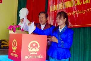 Cử tri bản Nước Đắng (xã Trường Sơn) bỏ phiếu bầu cử. (Ảnh: Phú Xuân)