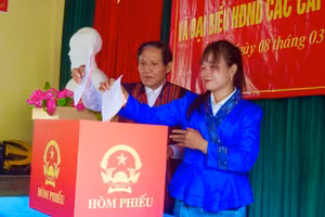 Cử tri bản Nước Đắng (xã Trường Sơn) bỏ phiếu bầu cử. (Ảnh: Phú Xuân)