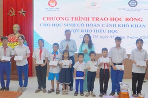 Phó Bí thư Thường trực Tỉnh ủy Nguyễn Đăng Quang và bà Dương Thị Hải Yến, Chủ tịch Hội Khuyến học tỉnh trao học bổng động viên học sinh.