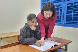 Cô Đinh Thị Chinh kiên trì dạy các học viên người Rục tập đọc.