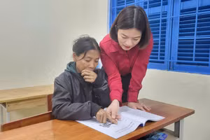 Cô Đinh Thị Chinh kiên trì dạy các học viên người Rục tập đọc.