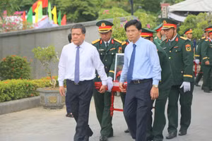 Lễ truy điệu và an táng hài cốt liệt sĩ diễn ra tại Nghĩa trang liệt sĩ quốc gia Đường 9.