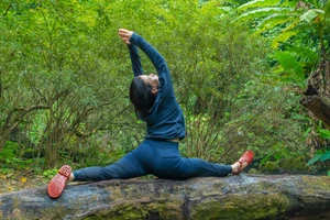 Du khách hít thở sâu, tận hưởng không khí trong lành giữa rừng già.