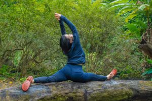 Du khách hít thở sâu, tận hưởng không khí trong lành giữa rừng già.