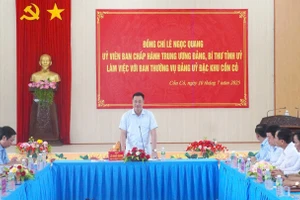 Ông Lê Ngọc Quang, Bí thư Tỉnh ủy Quảng Trị và các lãnh đạo HĐND, UBND tỉnh làm việc tại Đặc khu Cồn Cỏ.