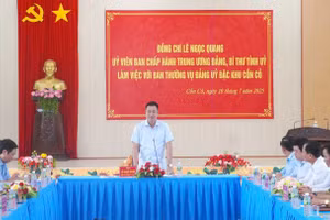 Ông Lê Ngọc Quang, Bí thư Tỉnh ủy Quảng Trị và các lãnh đạo HĐND, UBND tỉnh làm việc tại Đặc khu Cồn Cỏ.