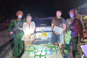 Lực lượng chức năng bắt 2 nghi phạm vận chuyển ma túy.