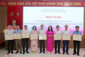 TS Lê Thị Hương, Giám đốc Sở GD&ĐT trao Bằng khen của UBND tỉnh cho các tập thể.