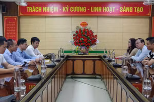 Lãnh đạo Sở GD&ĐT Quảng Trị và Văn phòng Báo GD&TĐ khu vực Bắc Trung Bộ trao đổi thông tin và cam kết đồng hành, phối hợp trong thực hiện các nhiệm vụ.