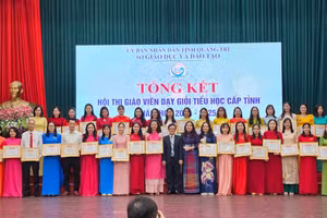 TS Lê Thị Hương, Giám đốc Sở GD&ĐT tỉnh Quảng Trị; ông Phan Hữu Huyện, Phó giám đốc Sở tặng Giấy khen cho 40 giáo viên có thành tích xuất sắc.