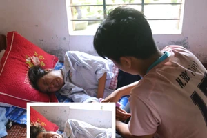 Nhìn người mẹ quằn quại rên la trong đau đớn, cháu Duy không dám rời xa dù một phút giây.