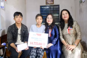 Lãnh đạo Sở GD&ĐT Quảng Trị trao quà bạn đọc Báo GD&TĐ giúp đỡ đến chị Phan Đỗ Diệu Minh. 