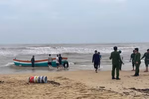 Các lực lượng chức năng kéo tàu cá vào bờ.