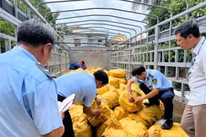 Lực lượng chức năng kiểm tra, thu giữ hàng hóa trên xe. (Ảnh: Nguyễn Chiến)