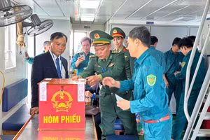 Tổ bầu cử chuẩn bị thùng phiếu phụ để cử tri làm nhiệm vụ trên biển thực hiện quyền công dân.