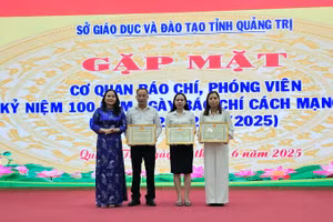 Lãnh đạo Sở GD&ĐT Quảng Trị tặng Giấy khen cho Văn phòng Báo GD&TĐ khu vực miền Trung - Tây Nguyên có thành tích tuyên truyền về giáo dục.