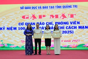 Sở GD&ĐT Quảng Trị tặng Giấy khen cho các tập thể có thành tích tuyên truyền về giáo dục.