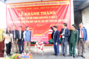 Nghi thức khánh thành nhà ở cho hộ ông Nguyễn Văn Vỹ.