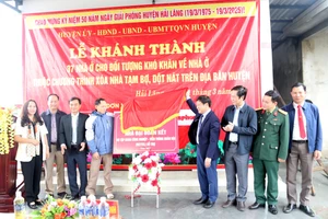 Nghi thức khánh thành nhà ở cho hộ ông Nguyễn Văn Vỹ.