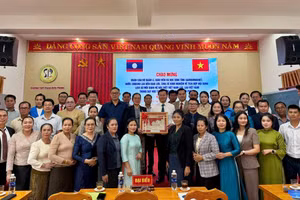 Đoàn cán bộ quản lý, giáo viên và học sinh tỉnh Savannakhet đến tìm hiểu, giao lưu tại Trường THPT Phan Đình Phùng.