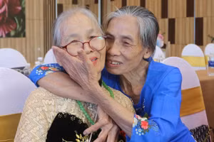 Các thầy cô “đi B” xúc động gặp lại đồng nghiệp.