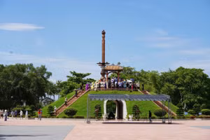 Nhân dân trên cả nước trở về Thành cổ Quảng Trị tri ân liệt sĩ.