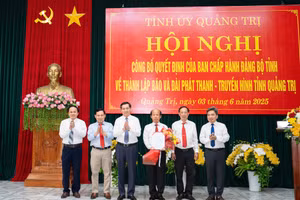 Ông Nguyễn Long Hải, Bí thư Tỉnh ủy Quảng Trị trao quyết định thành lập và bổ nhiệm lãnh đạo Báo và Đài Phát thanh - Truyền hình tỉnh Quảng Trị.
