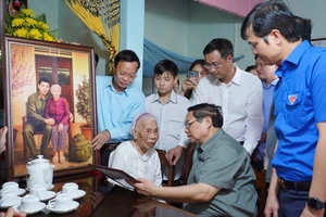 Thủ tướng Phạm Minh Chính ân cần thăm hỏi và trao di ảnh liệt sĩ cho Bà mẹ Việt Nam Anh hùng Đào Thị Vui.