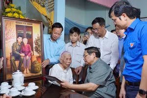 Thủ tướng Phạm Minh Chính ân cần thăm hỏi và trao di ảnh liệt sĩ cho Bà mẹ Việt Nam Anh hùng Đào Thị Vui.