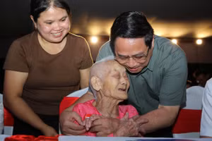 Thủ tướng thăm hỏi, động viên Mẹ Việt Nam Anh hùng tham dự chương trình.