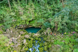 Cắm trại bên 'bể bơi vô cực' giữa thung lũng Ma Đa