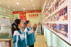 Học sinh Trường THPT Vĩnh Linh tham quan và tìm hiểu lịch sử nhà trường.