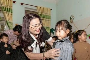 Bà Lê Thị Hương - Giám đốc Sở GD&ĐT tặng áo ấm đến trẻ mầm non các trường miền núi.